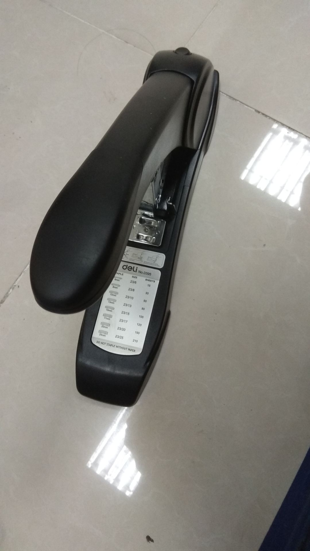 Dập ghim Deli 0395 (210 tờ)
